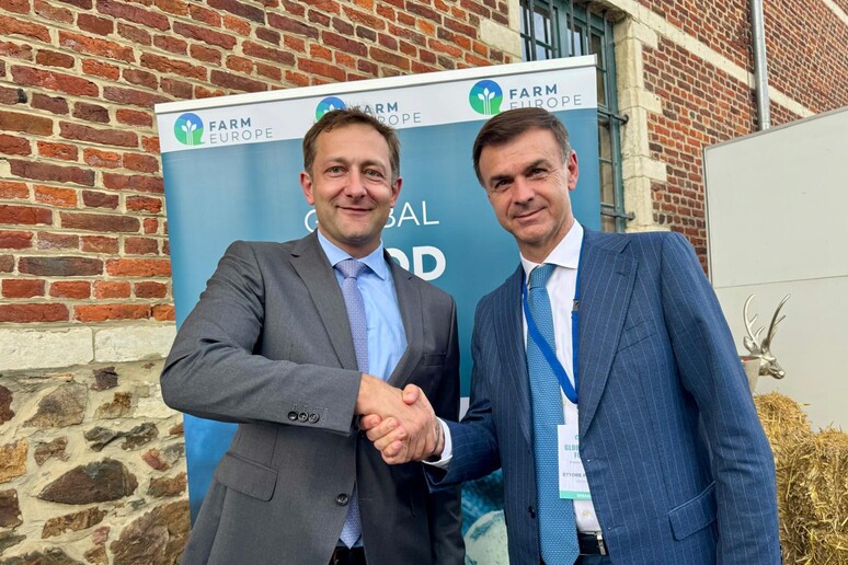 Il commissario europeo all 'agricoltura, Christophe Hansen, e il presidente di Coldiretti, Ettore Prandini - RIPRODUZIONE RISERVATA