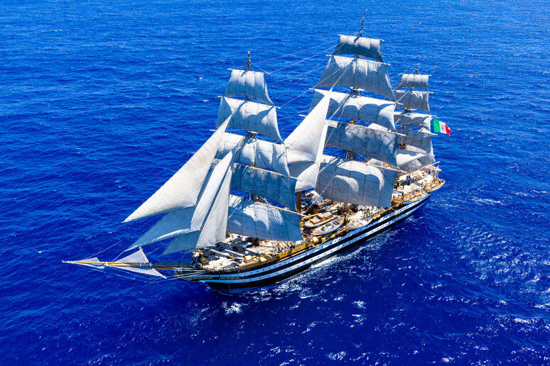 L 'Amerigo Vespucci a Reggio Calabria il 5 e 6 maggio - RIPRODUZIONE RISERVATA