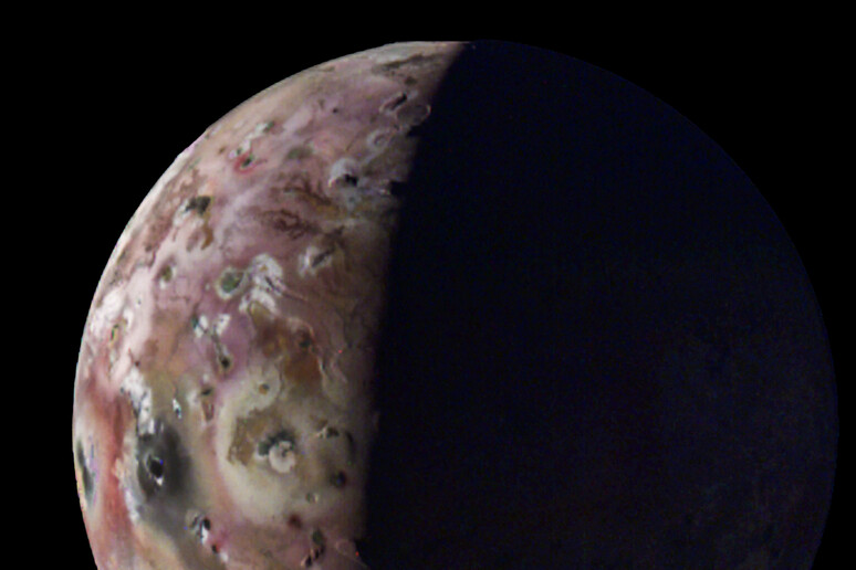 Io, una delle lune di Giove (fonte: Nasa/Jpl-Caltech/SwRI/JIRAM) - RIPRODUZIONE RISERVATA