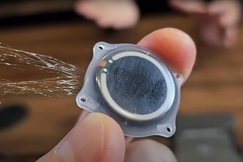 Il chip impiantabile dell 'azienda Neuralink (fonte: Bradford Smith/YouTube) - RIPRODUZIONE RISERVATA