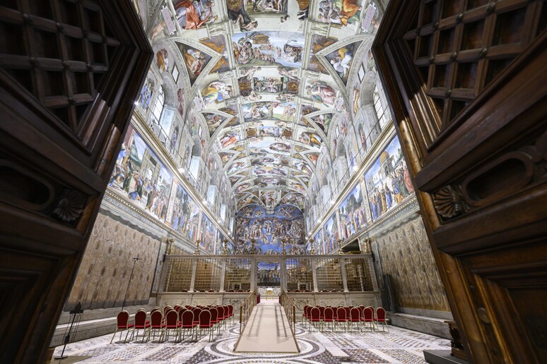 I cardinali elettori entrano nella Cappella Sistina - RIPRODUZIONE RISERVATA
