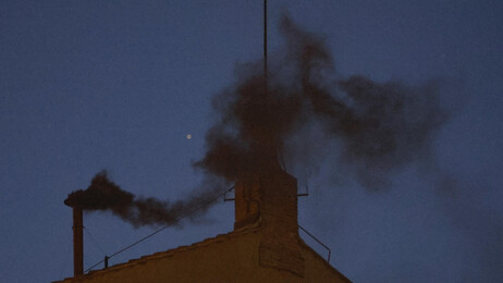 Conclave, la prima fumata è nera