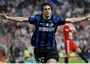 Diego Milito esulta dopo aver segnato il secondo gol contro il Bayern Monaco nella finale di Champions League