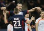 Zlatan Ibrahimovic festeggia con Lucas Digne (di spalle) dopo aver segnato