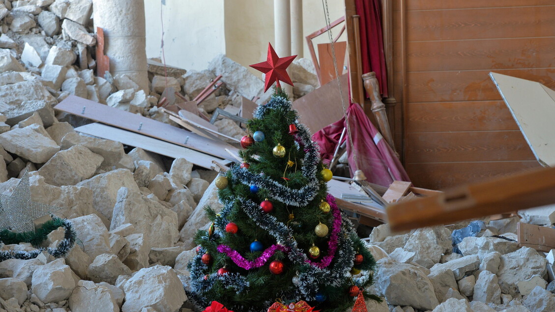 Un albero di Natale tra le macerie della chiesa melchita di San Giorgio nel sud del Libano