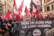 Roma, bandiere europee bruciate al corteo di Potere al popolo