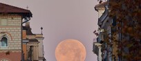 Particolare dell'allineamento della Luna con l'asse sistino a Roma, il 15 dicemre 2024 (fonte: Gianluca Masi - Virtual Telescope Project)