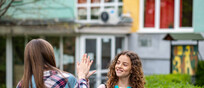 Due ragazzine fuori scuola foto iStock.