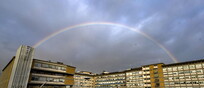 Un arcobaleno incornicia il cielo del Gemelli