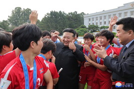 Kim Jong Un con le giocatrici U-20