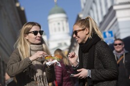 Due giovani donne a un festival di street food nel centro di Helsinki