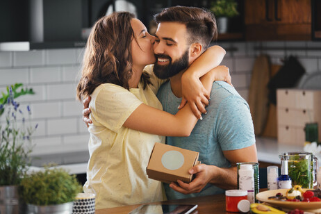 Un regalo a sorpresa tra due giovani foto iStock.