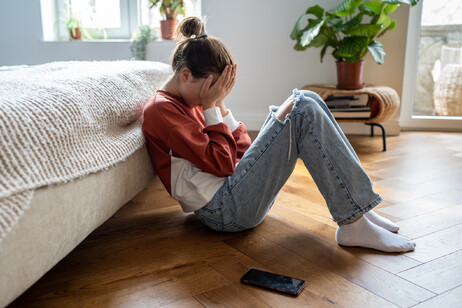 Una adolescente si copre il viso foto iStock.