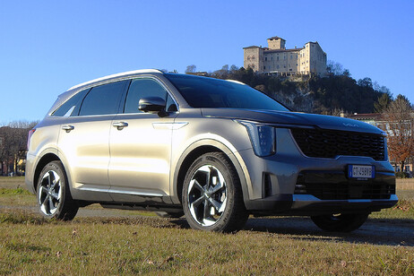 Suv Kia Sorento Full Hybrid sette posti, solo solide realtà