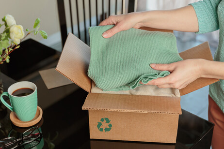 Reusing, recycling materials and reducing waste in fashion foto iStock.