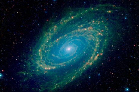 La galassia a spirale M81 vista nell'infrarosso (fonte: NASA/JPL-Caltech)