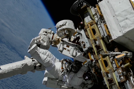 Astronauti al lavoro nella seconda passeggiata spaziale del 2025 (fonte: NASA Live)