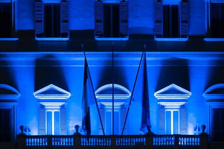 Montecitorio di illumina di blu per le vittime civili delle guerre nel Mondo da us