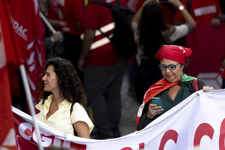 Cgil: al via il corteo tra bandiere e slogan