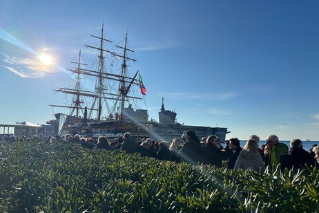 Boom di visitatori per il Vespucci ormeggiato a Trieste