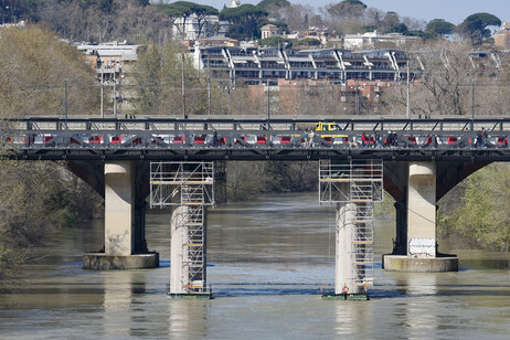 E' stato riaperto il Ponte dell'Industria a Roma