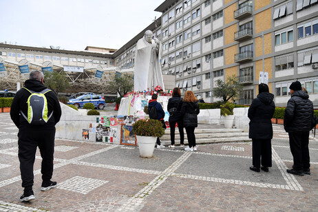 ++ Hospitalised pope thanks health workers ++