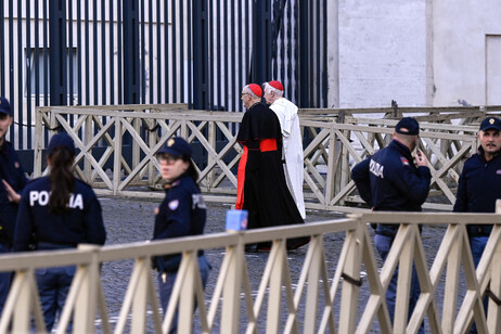 Arrivano in Vaticano i cardinali per la prima congregazione