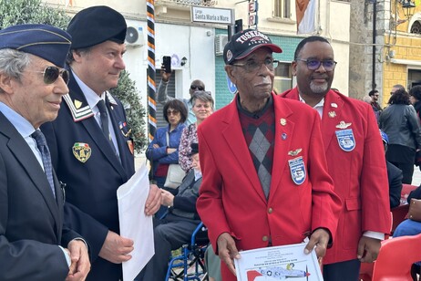 US WWII airman aged 102 returns to fly over Molise skies