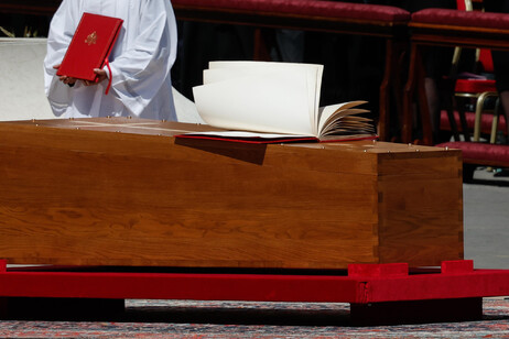 Funerale Papa Francesco, il vento sfoglia il Vangelo sulla bara