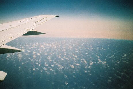 Vista da un aereo in volo sul Mediterraneo (fonte: Wex Major 98 da Wikimedia CC BY-SA 4.0)