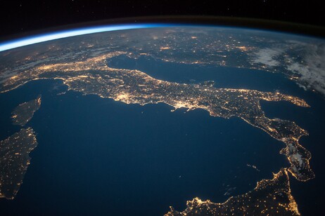 L'Italia vista dallo spazio (fonte: NASA)