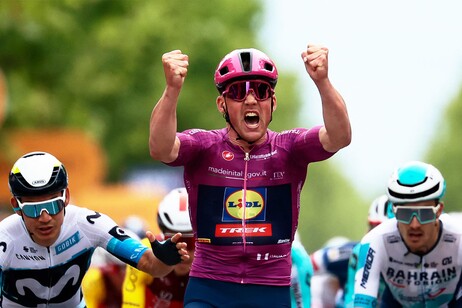 Giro: Pedersen fa il bis allo sprint e torna in rosa