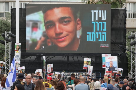 La gente si è radunata a Tel Aviv per seguire in live stream la liberazione di Edan Alexander