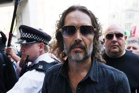 L'attore Russell Brand in tribunale per le accuse di stupro