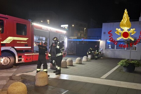 Incendio in parcheggio auto