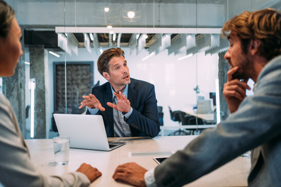 Un gruppo di persone in ufficio foto iStock.