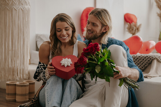 Abbracci e regali tra una giovane coppia per la festa di San Valentino foto iStock.