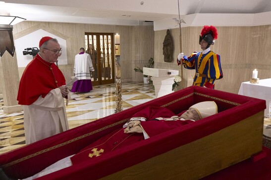 Il Papa traslato nella Cappella, aperta a visite collaboratori