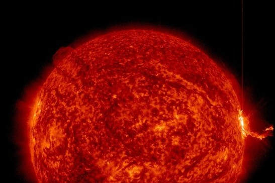 Il brillamento di classe X2.7 emesso dalla macchia solare AR4087 il 14 maggio 2025 (fonte: NOAA Space Weather Prediction Center GOES 19 satellite)