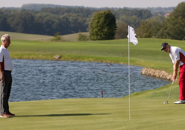 Il golf fa bene a tutte le età (foto: ANSA )