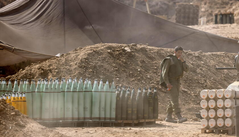 Israeli forces along the border with Gaza © ANSA/EPA