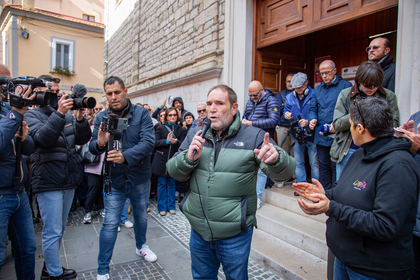 Claps, centinaia contro il vescovo che celebra nella Trinità - RIPRODUZIONE RISERVATA