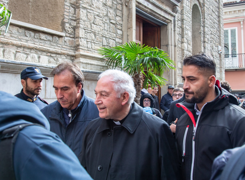 Claps, centinaia contro il vescovo che celebra nella Trinità - RIPRODUZIONE RISERVATA