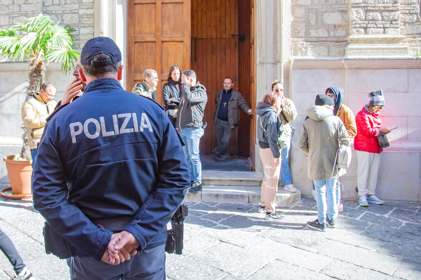 Claps, centinaia contro il vescovo che celebra nella Trinità - RIPRODUZIONE RISERVATA