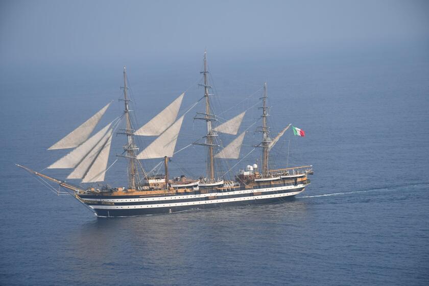 Incontro della nave Amerigo Vespucci con la ave a vela Tarangini della Marina Militare Indiana