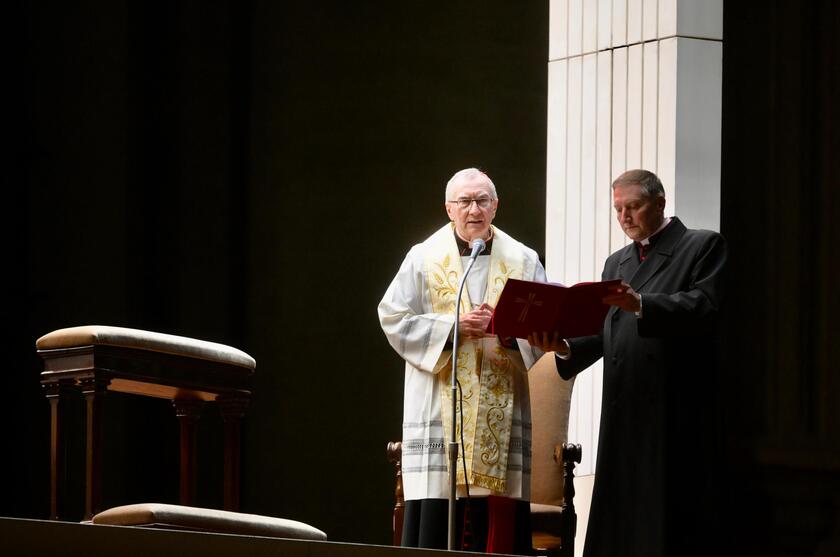 LA CHIESA PREGA PER IL PAPA, IL ROSARIO A PIAZZA SAN PIETRO