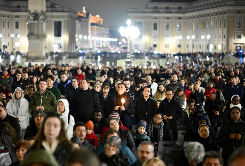 LA CHIESA PREGA PER IL PAPA, IL ROSARIO A PIAZZA SAN PIETRO