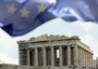 Una bandiera europea sventola davanti al Partenone ad Atene del 9 aprile 2010