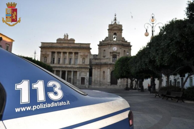 Volante della Polizia in Piazza del Popolo a Vittoria - RIPRODUZIONE RISERVATA