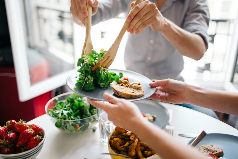 Insalata light foto iStock. - RIPRODUZIONE RISERVATA